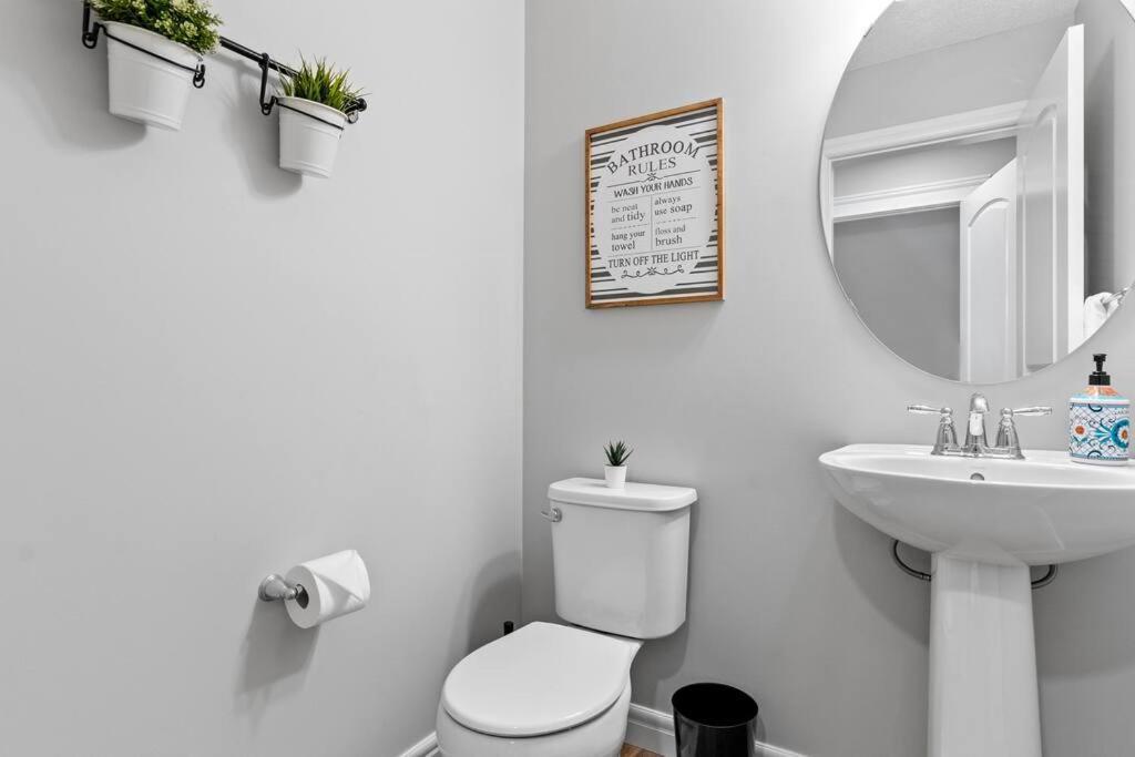 Cozy - 9mins To Wem -foosball -vintage Arcade - Air Conditioning * Edmonton