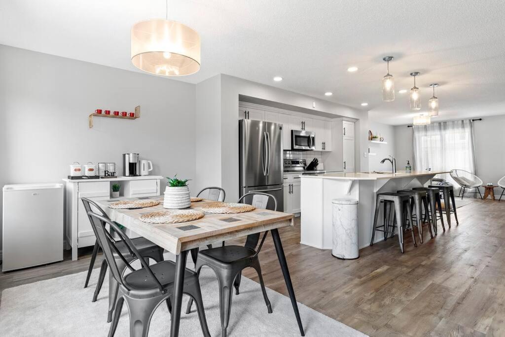 Cozy - 9mins To Wem -foosball -vintage Arcade - Air Conditioning Holiday home Edmonton